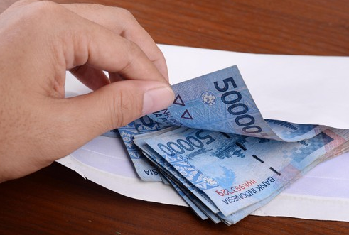 Cara Pintar Menggunakan Gaji Pertama Agar Finansial Stabil